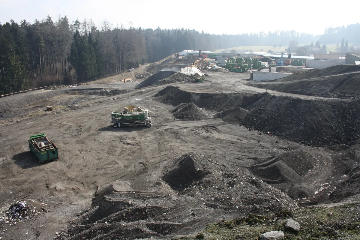 Lastwagen auf der Deponie Chrüzlen.